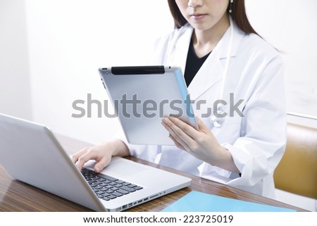 Female doctor to use a tablet pc