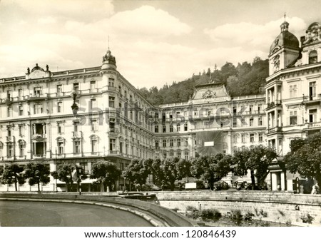 KARLOVY VARY , CZECHOSLOVAKIA, CIRCA 1950 - View of the old buildings (hotel Moscow, today Grand hotel Pupp) - Circa 1950