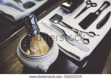 Similar – Foto Bild Nahaufnahme Rasierpinsel, Rasiermesser, Schere, Kämme auf dem Tisch auf einem schwarzen Handtuch. Professionelle Friseurwerkzeuge und -ausrüstung. Friseursalon. Professionelle Herrenrasur und Haarschnitt, Haarpflege. Vertikale Aufnahme