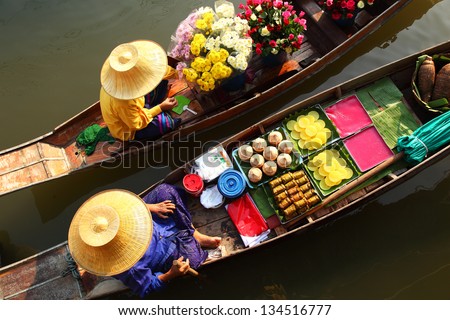 DAMNOEN SADUAK ,THAILAND-APRIL 5:Damnoen Saduak Floating  Market on April 5,2008 in Thailand.Featuring many small boats laden with colourful fruits, vegetables and Thai cuisine.
