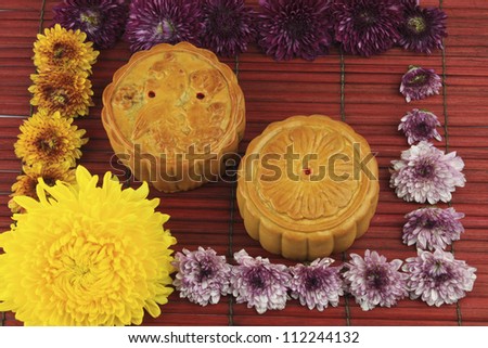 Moon cakes are a popular Chinese dishes to eat in the middle of autumn.