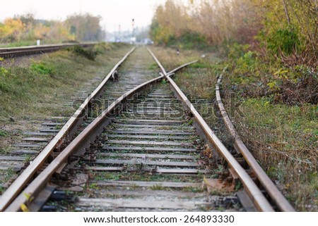 railroad tracks go far beyond the horizon