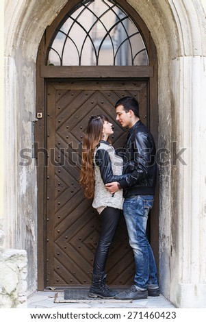 wooden door retro couple hugging man Woman
