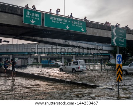 BANGKOK - NOVEMBER 5:    An unidentified people take a photo of  flood on Phahonyothin  rd., in Thai flood crisis, Central of Bangkok on November 5, 2011