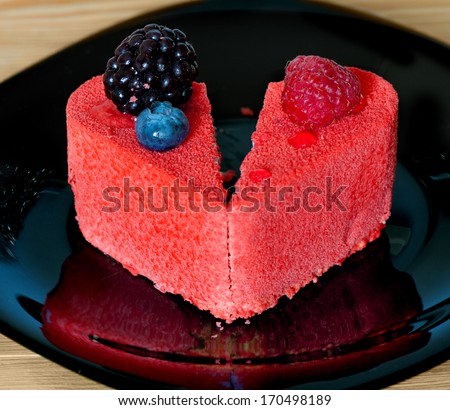 Heart shaped cake split in half Foto stock © 