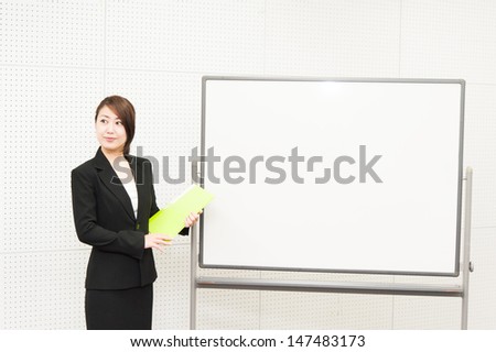 Woman to a presentation on the whiteboard