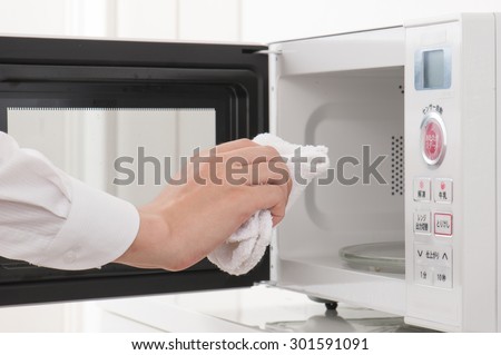 cleaning the microwave oven