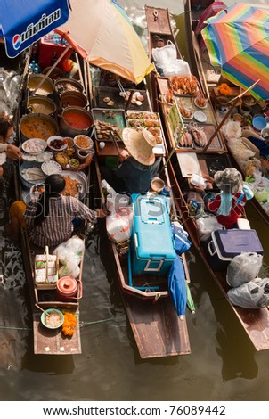 AMPAWA, THAILAND - DEC 6: Thai ladies at  \'floating kitchens\' at the traditional floating market of ancient Ampawa, Thailand on  December 6, 2008.