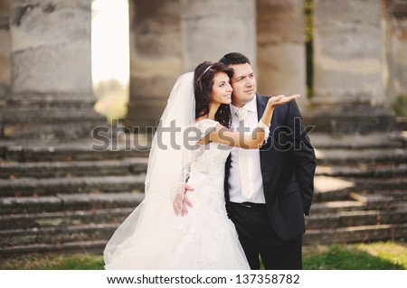 Sweetheart, take a look. Wedding couple portrait