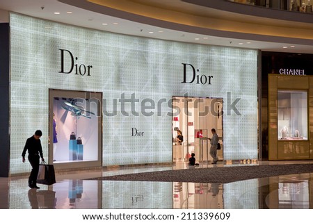 Dubai, United Arab Emirates - November 25, 2012: The Dubai Mall is the world\'s largest shopping mall based on total area. It contains 1200 shops among which are many luxurious boutiques.