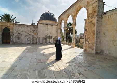 Muslim woman leaving the yard of the Dome of the rock in Jerusalem