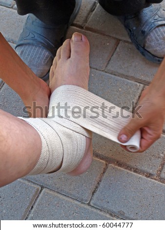 Bandage the ankle with the elastic cord