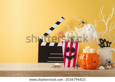 Horror movie night and Halloween party concept with jack o lantern pumpkin,  popcorn and movie clapperboard on wooden table Foto stock © 