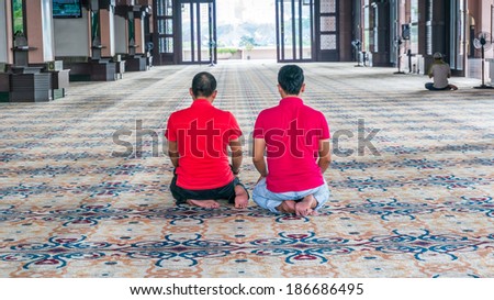 Image of a Muslim prays