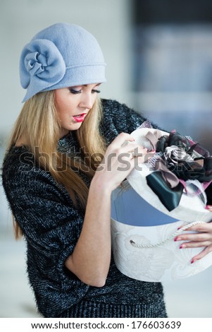 girl in a hat, gray, box, surprise, gift, mystery, anticipation of a miracle, surprise