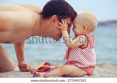 The father with the daughter is played on a beach