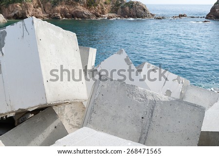 Breakwater consisting of concrete cubes for the protection of a port