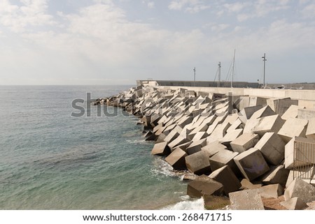 Breakwater consisting of concrete cubes for the protection of a port