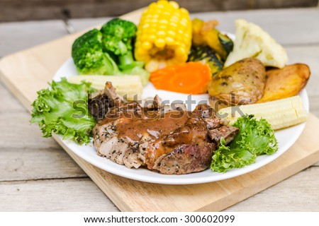 Black Pepper Steak with vegetable on wood table