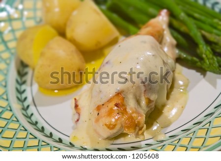 Chicken in white wine sauce, with potatoes and asparagus
