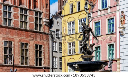 Neptune's Fountain, in the center of Dlugi Targ (the Long Market) in Gdansk, Poland. Statue of Roman god erected in 1549 is a symbol of the city and its most recognizable landmark. Imagine de stoc © 