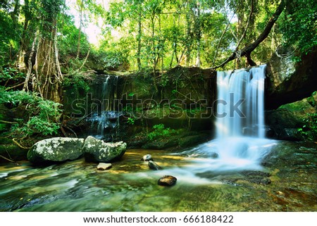 Waterfall in jungles at Kbal Spean near Siem Reap, Cambodia. Imagine de stoc © 