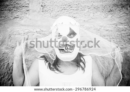 Psycho bride with clown mask, terror