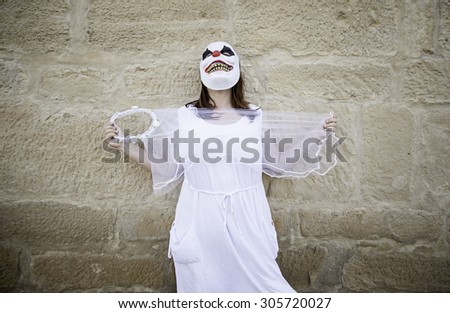 Bride in with pig mask, fear