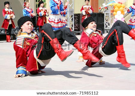 ISTANBUL - APRIL 23: Unidentified 12 years old Ukrainian children in traditional costume perform folk dance on \