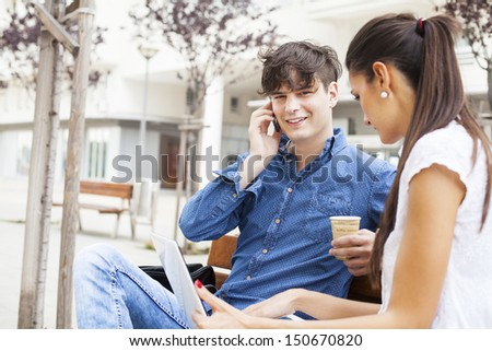 Business agent having an outdoor prep meeting with a designer before heading into a business meeting