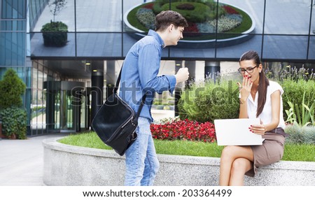 Business agent having an outdoor prep meeting with a designer before heading into a business meeting.