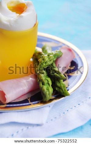 green asparagus with egg and ham