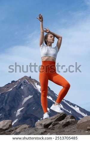 Similar – Foto Bild Ethnische Sportlerin hebt das Bein beim Training in der Nähe einer Treppe im Freien