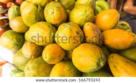 fresh mangoes/ fresh mangoes on sale in a farmer\'s market in Fiji