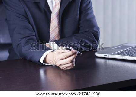 Close up hand of business man holding the pen