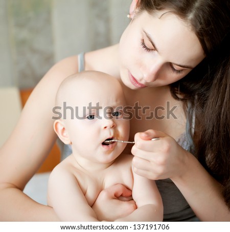 mother feeding little baby. Baby don,t want to eat. Problem of feeding