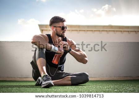 Similar – Foto Bild Junger Stadtsportler trinkt Wasser in einer Gymnastikhalle im Freien