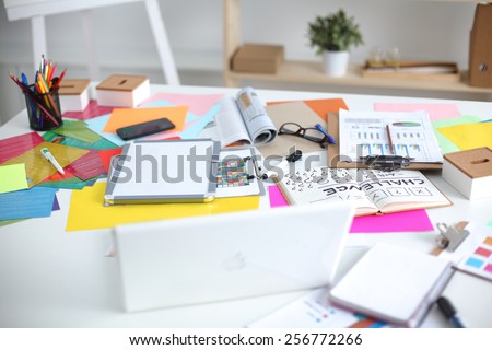 Designer\'s desk with responsive design concept