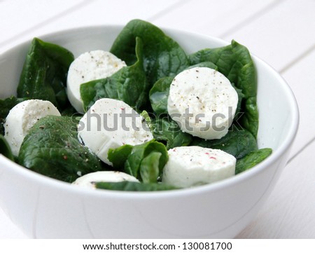 Spinach salad with goat cheese