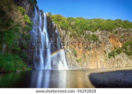 Scenic view of Niagara waterfall with river in foreground, Reunion Island.