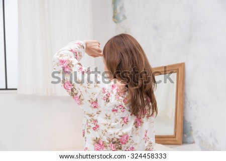 asian woman who suffer from stiff neck