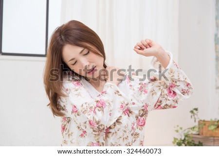 asian woman who suffer from stiff neck