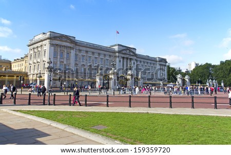 LONDON - OCTOBER 10 : Lateral view of Buckingham Palace on October 10, 2013 in London, England. A famous Palace which is the home of British Royal family in the capital city London.