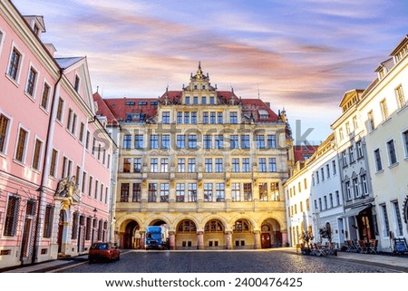 Foto Bild Achitektur in Görlitz. An einer Außenmauer an einem Haus markante Abstufungen.