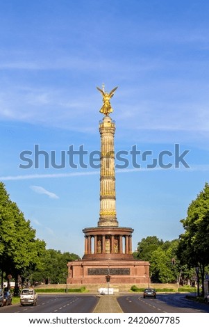 Foto Bild Siegessäule in einer Pfützenspiegelung mit Asphalt und Bordsteinkante