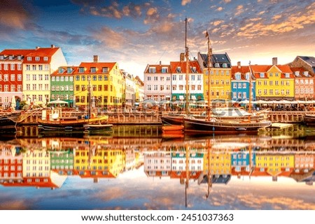 Foto Bild Kopenhagen liegt am Wasser und hat so viele Abschnitte an der Hafenfront. Eine Stadt, die von Wasser umgeben ist, Kopenhagen ist eine Freude für Schwimmer. Dieses Bild ist auch eine Freude für sexy Booties und lange Beine Liebhaber.