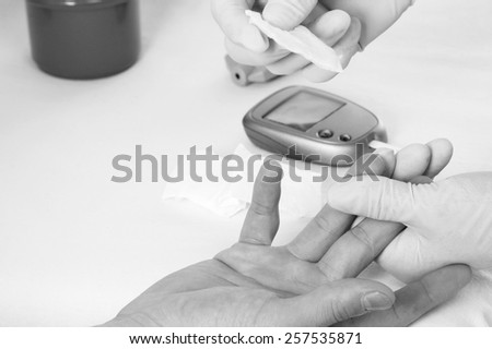 The doctor checks at the diabetic a level of sugar in blood.