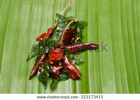 vattal mulaku, chili pepper/chile/chilli pepper from Nahuatl, genus Capsicum. Dry chilly pepper, curry leaves used as seasoning for sambar, chutney, curry. Kerala,Tamil Cusines Kashmiri/Kashmiry