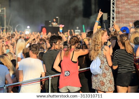 HAMBURG, GERMANY - AUGUST 23, 2015: Concert crowd enjoying the DJ-Set of German DJ ALLE FARBEN at MS Dockville Festival on August 23, 2015 in Hamburg.