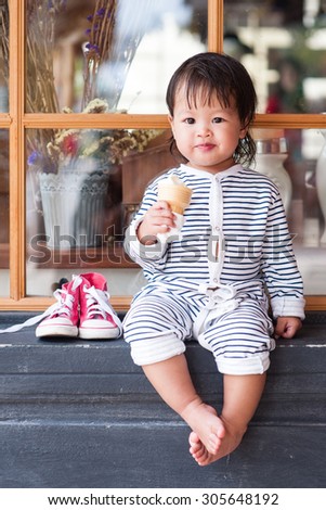 ice cream eating child little girl